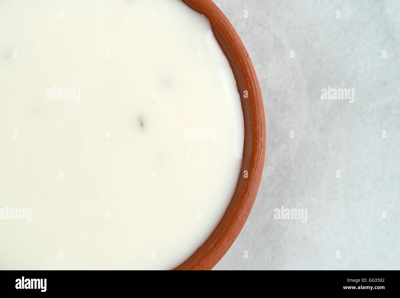 Haut de page Fermer la vue d'un petit bol rempli de la vinaigrette au fromage bleu sur un comptoir en marbre. Banque D'Images