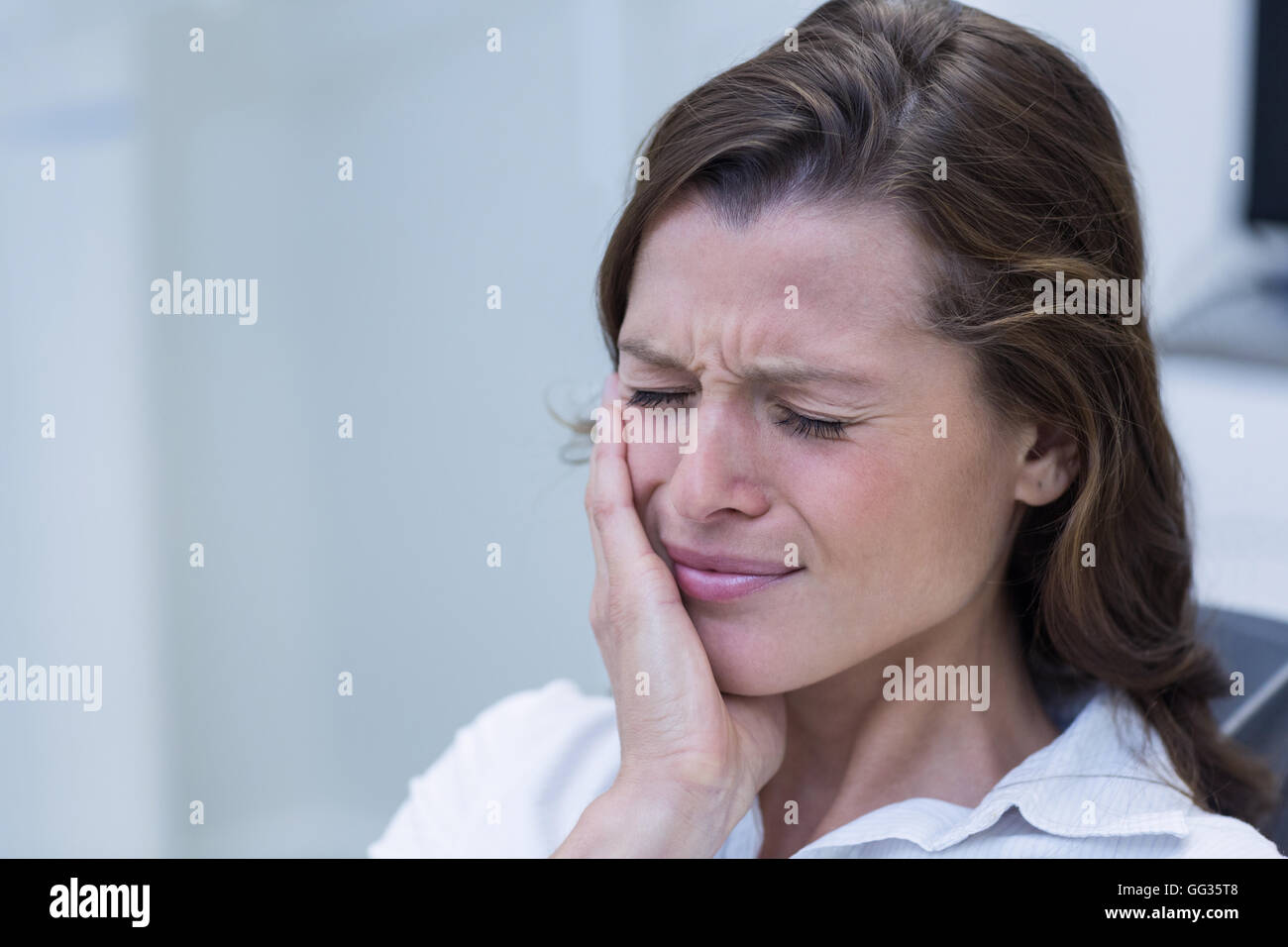 Femme malheureuse ayant un mal de dents Banque D'Images