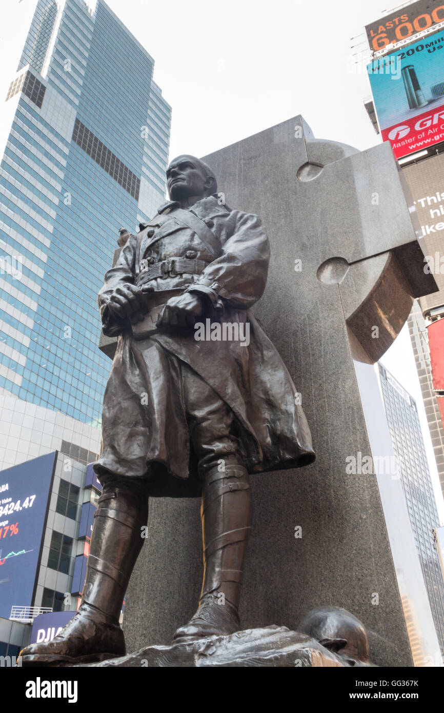 Père Duffy Statue dans Times Square, NYC Banque D'Images