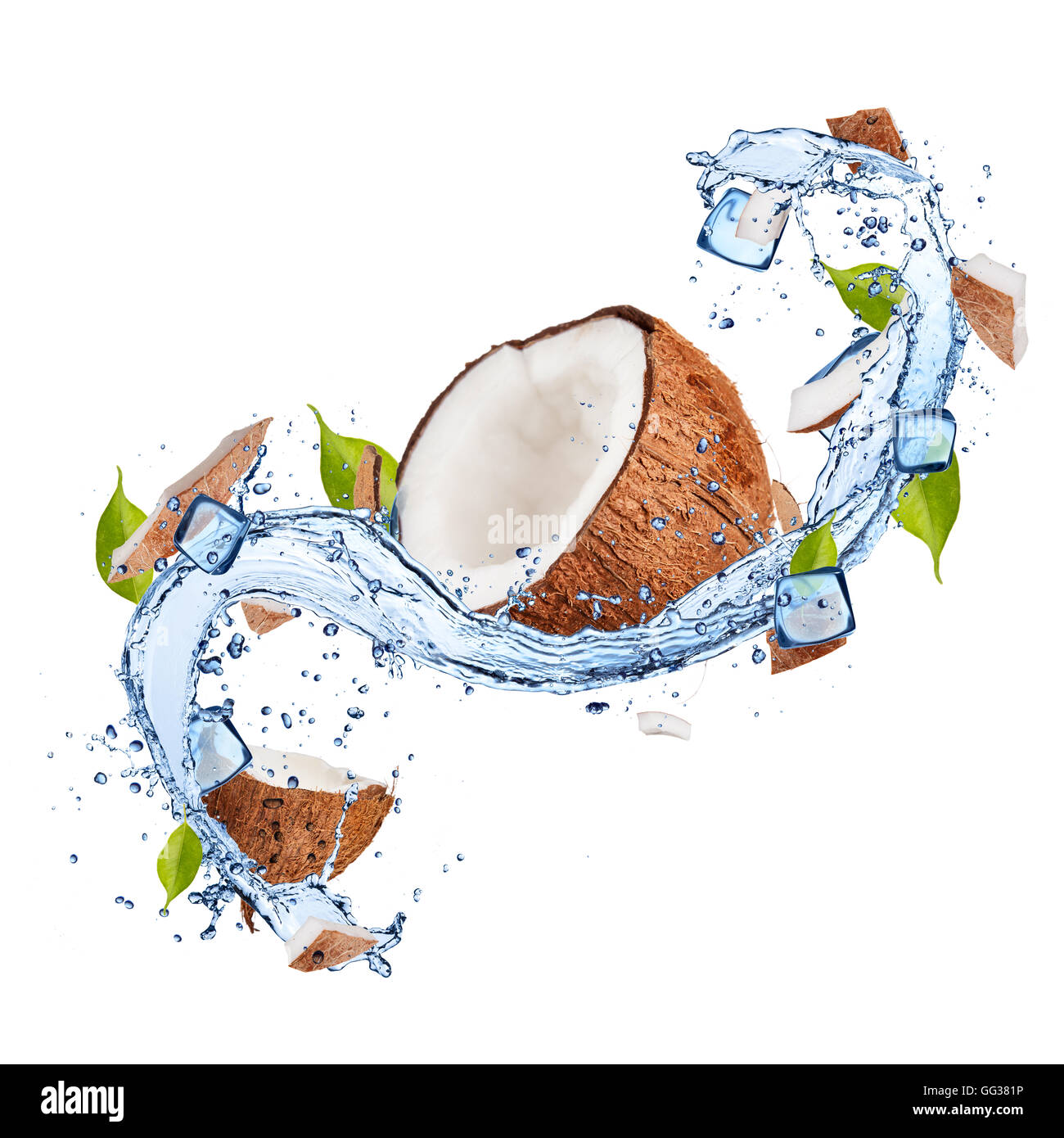 Morceaux de noix de coco dans les éclaboussures d'eau et de la glace pilée, isolé sur fond blanc Banque D'Images