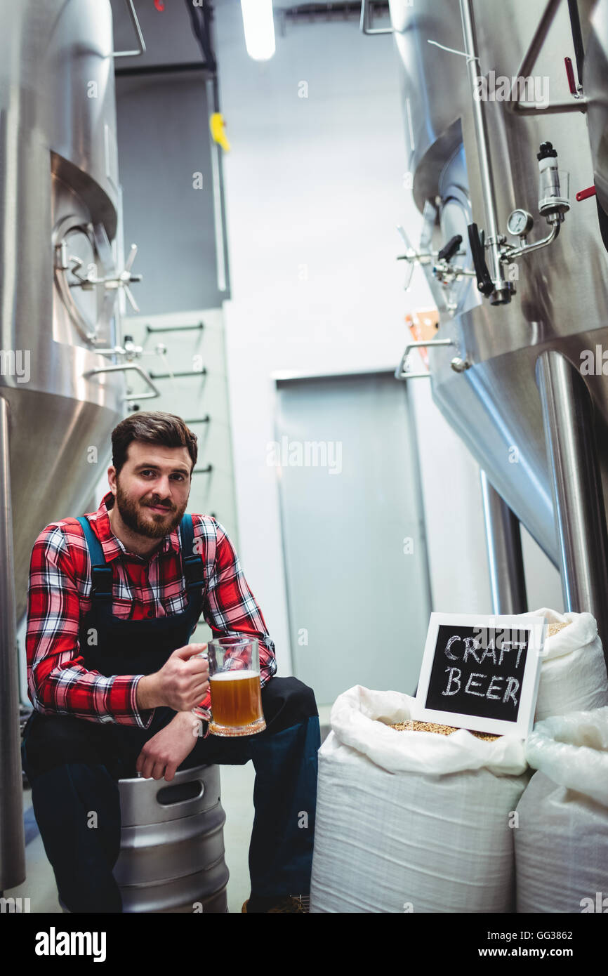 Fabricant de verre de bière assis à Brewery Banque D'Images