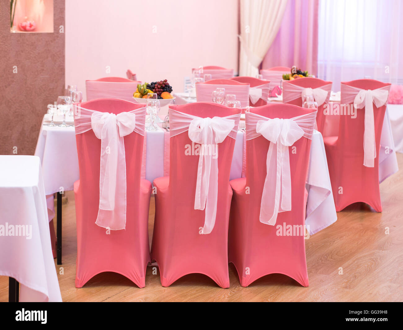 Chaises de mariage en rose Banque D'Images
