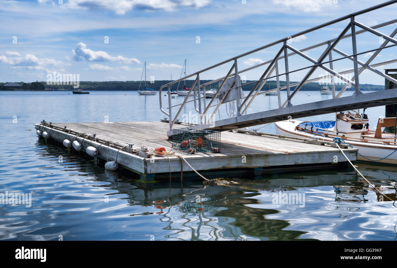 Un quai flottant avec un casier à homard solitaire sur le pont à Bar Harbor, Maine Banque D'Images