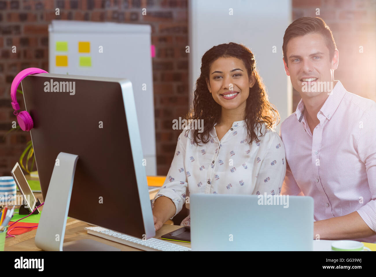 Vertical avec un collègue tout en travaillant sur l'ordinateur Banque D'Images