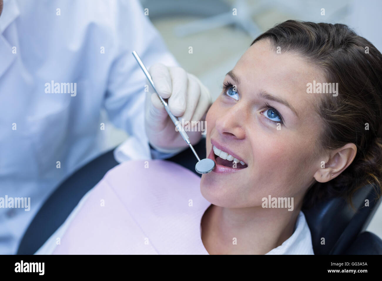 Les dents du patient en cours d'examen avec miroir d'angle Banque D'Images