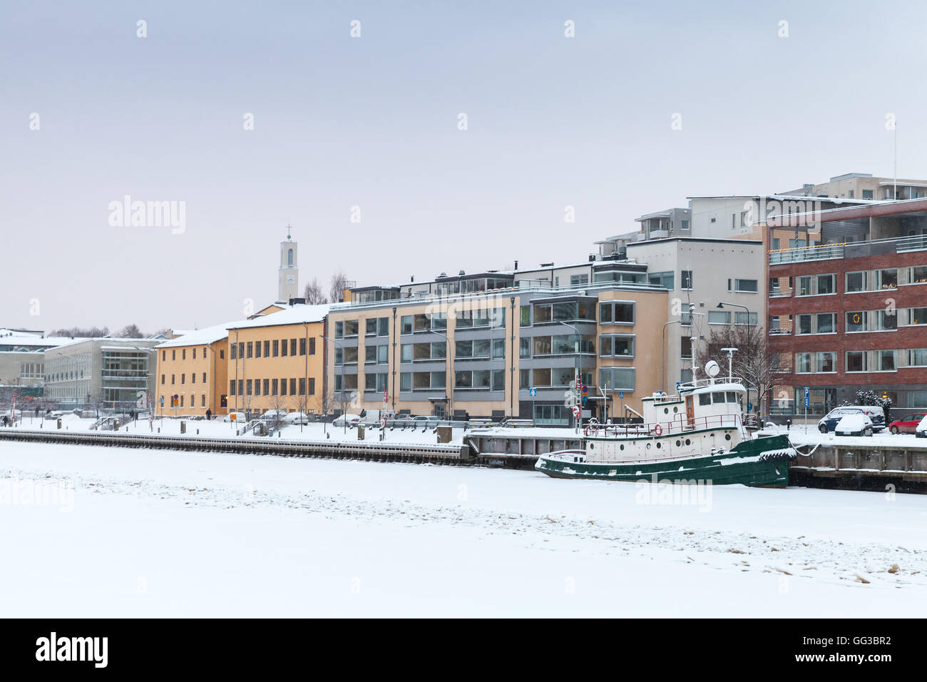 La ville d'hiver de Turku, en Finlande. Petit bateau amarré près de main embankment Banque D'Images