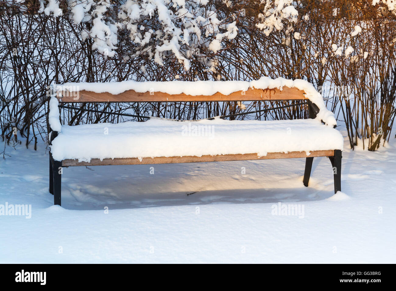 Banc d'extérieur en bois recouvert de neige en hiver Parc. Turku, Finlande Banque D'Images