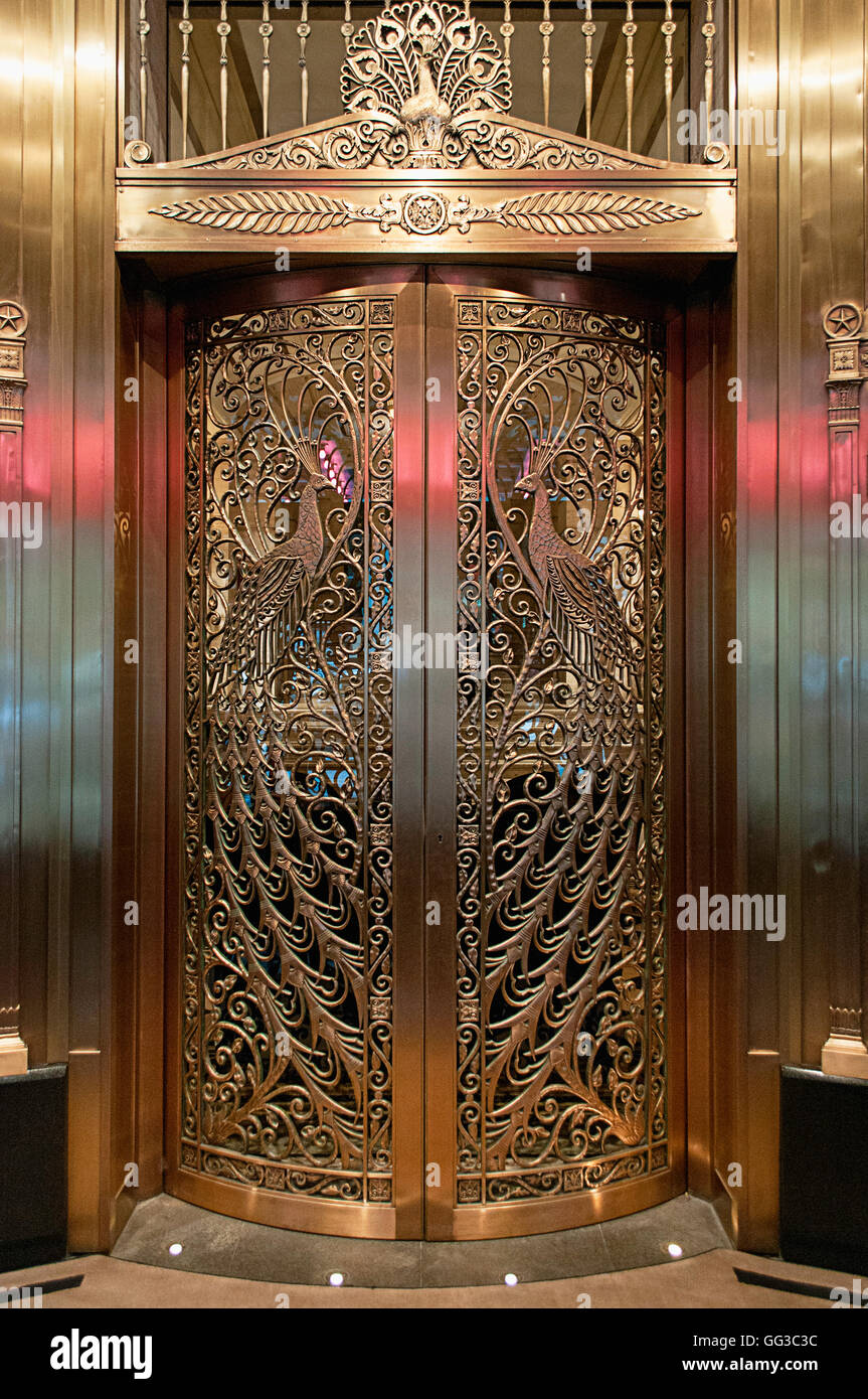 Le paon portes à l'hôtel Palmer House à Chicago, conçu par Louis C. Tiffany sur l'entrée de la rue de Monroe. Banque D'Images