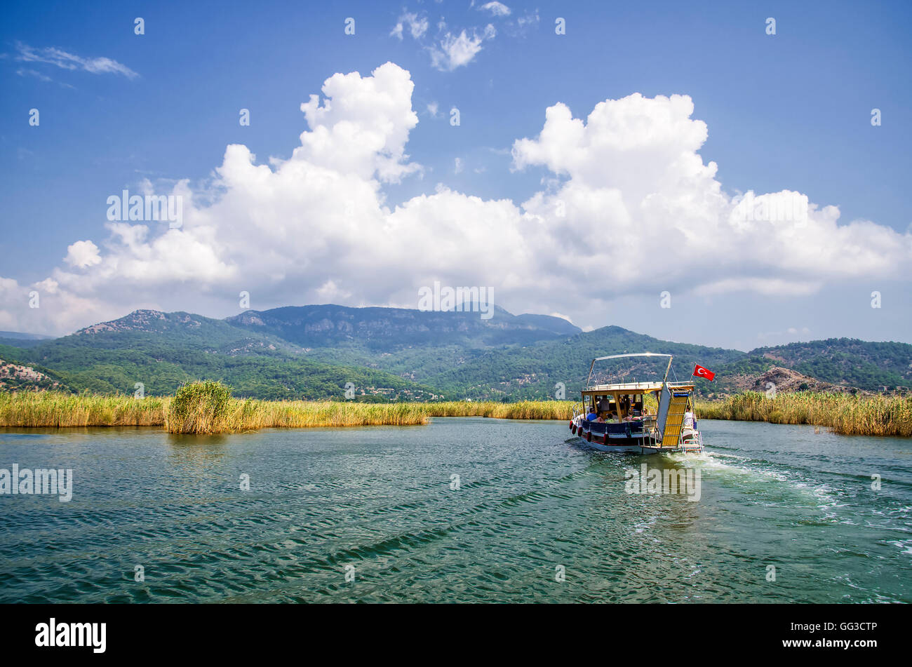 La Turquie, Marmaris, MUGLA - Juillet 19, 2016 bateau de plaisance avec des touristes dans l'embouchure de la rivière Dalyan en vertu de tombeaux lyciens Banque D'Images