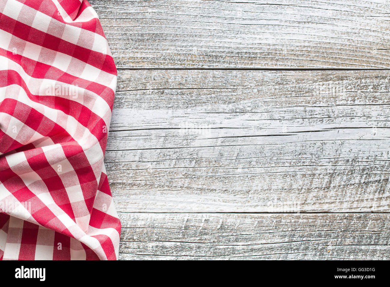 Les hauts et les nappes sur la vieille table de cuisine. Banque D'Images