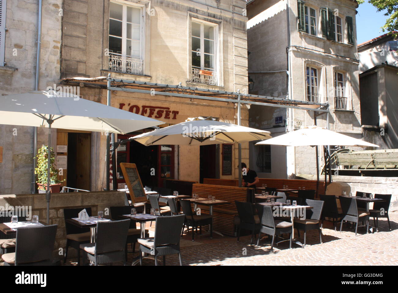 Rue des teinturiers, Avignon, le restaurant L'compenser près de la roue de l'eau Banque D'Images