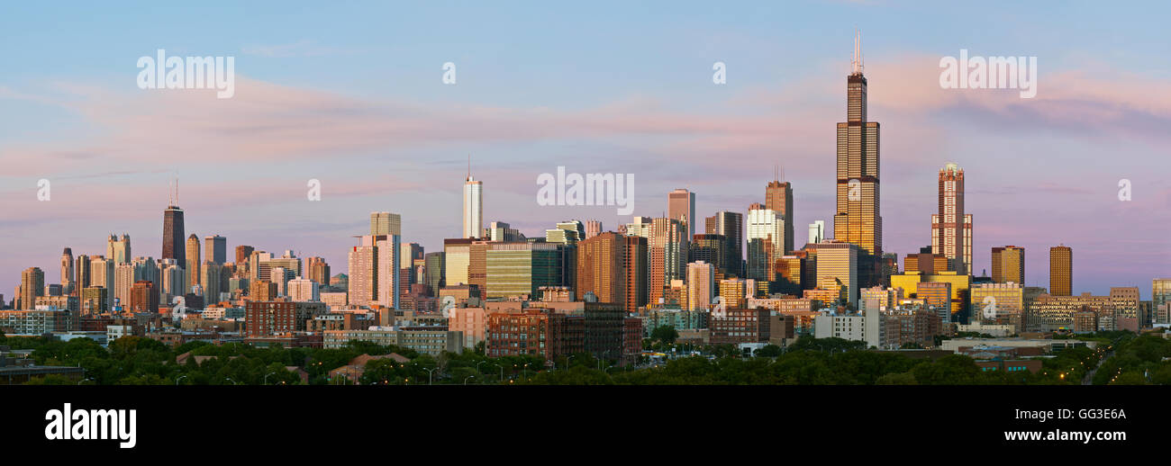 Chicago skyline panorama. Vue panoramique haute résolution de chicago skyline at bleu crépuscule heure. Banque D'Images