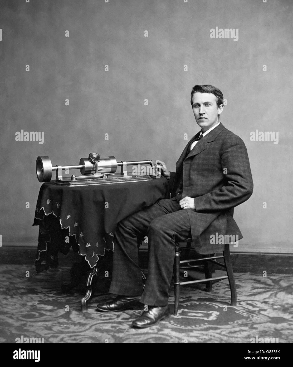 Thomas Edison. Portrait de l'inventeur et homme d'affaires américain, Thomas Alva Edison (1847-1931), avec son phonographe. Portrait c.1878. Banque D'Images