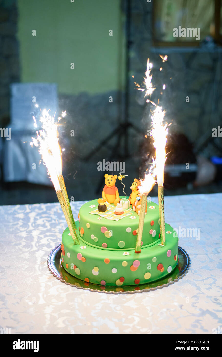 Gateau D Anniversaire Avec Des Bougies Et Par Disney Winnie L Ourson Photo Stock Alamy
