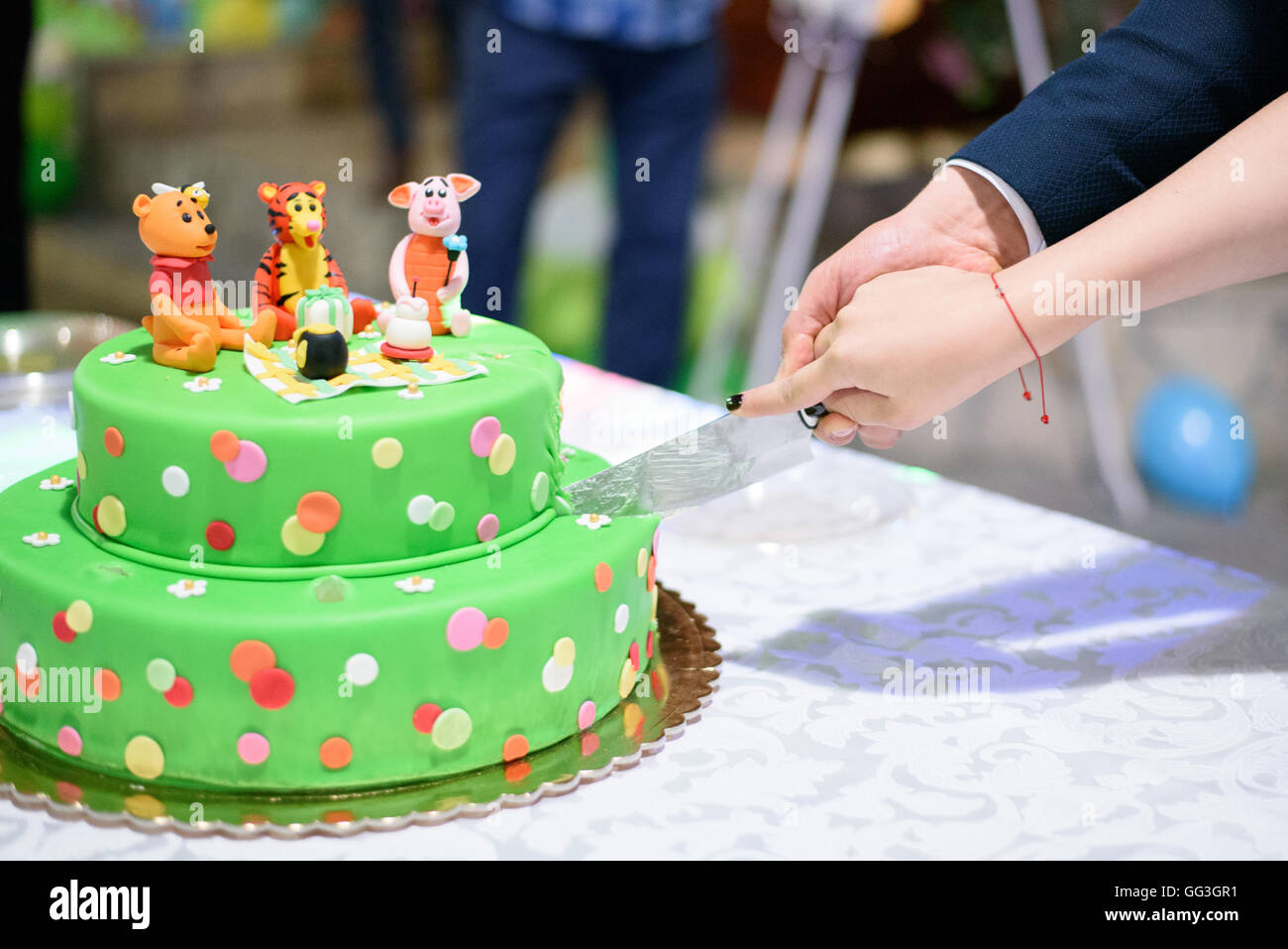 Partager le gâteau d'anniversaire avec des bougies et par Disney Winnie l'Ourson Banque D'Images