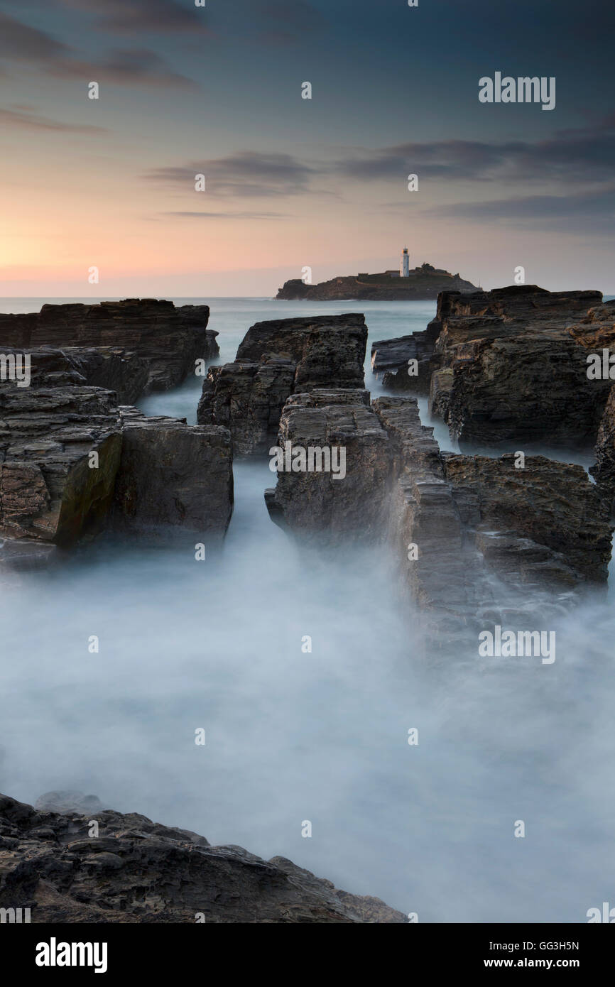 Le phare de Godrevy ; et les roches ; Cornwall, UK Banque D'Images