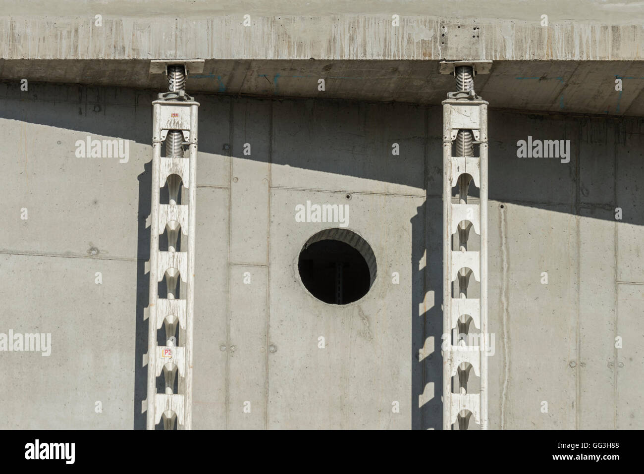 Deux des piliers de béton d'un plafond d'une construction shell Banque D'Images
