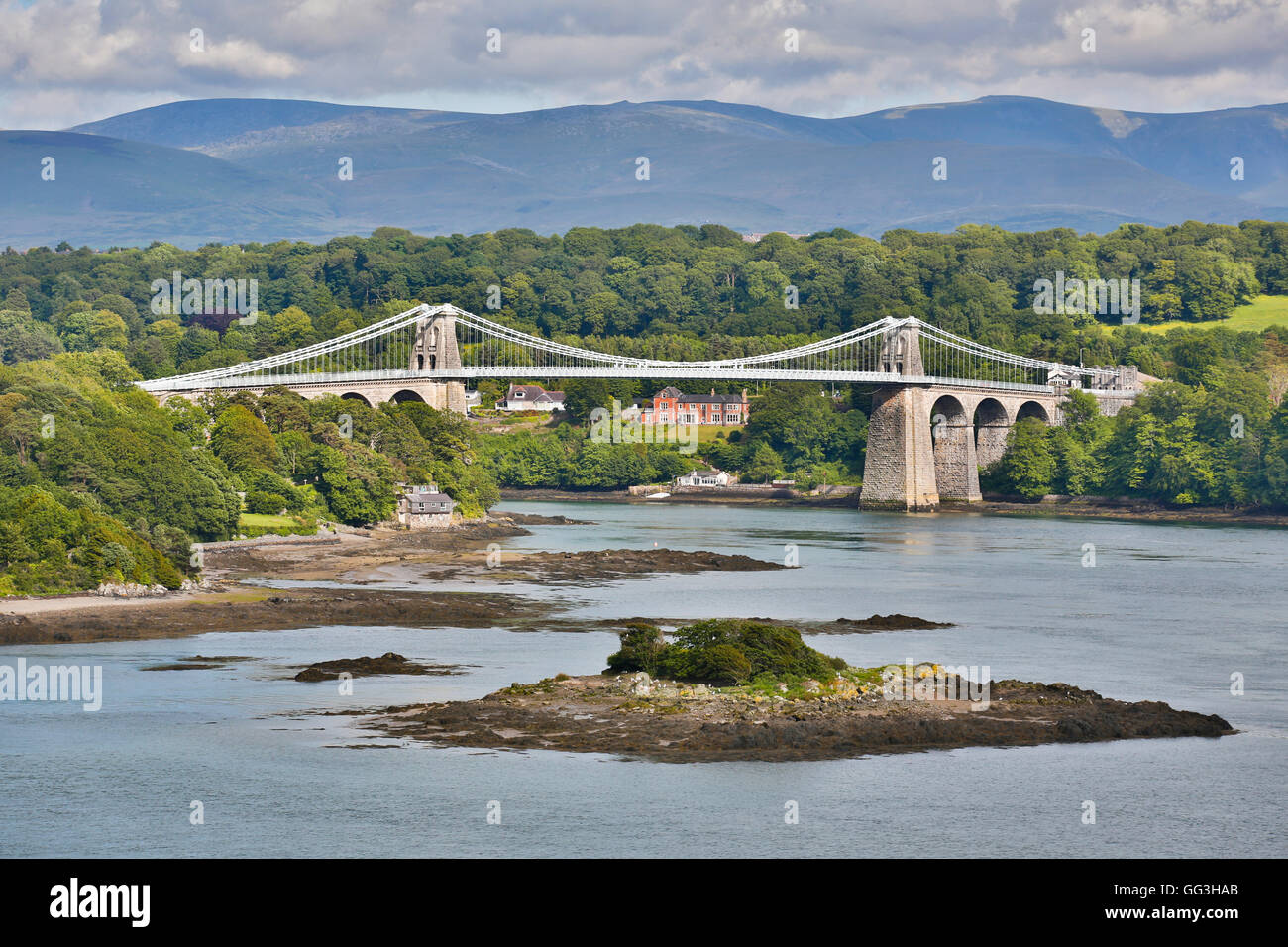 Menai Bridge ; vue depuis le pays de Galles, Royaume-Uni ; d'Anglesey Banque D'Images