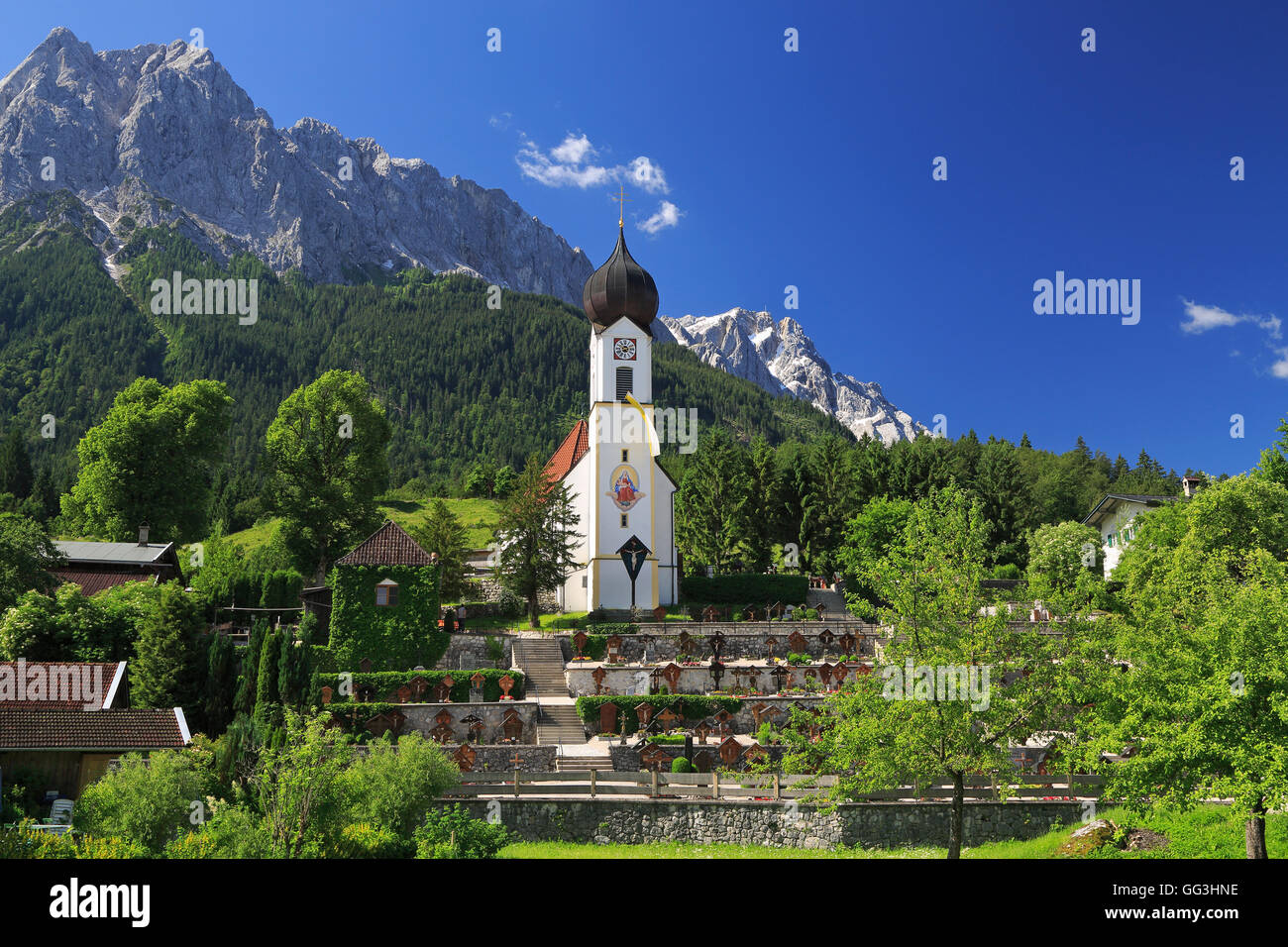 Église et Zugspitze Grainau, Bavière, Allemagne Banque D'Images