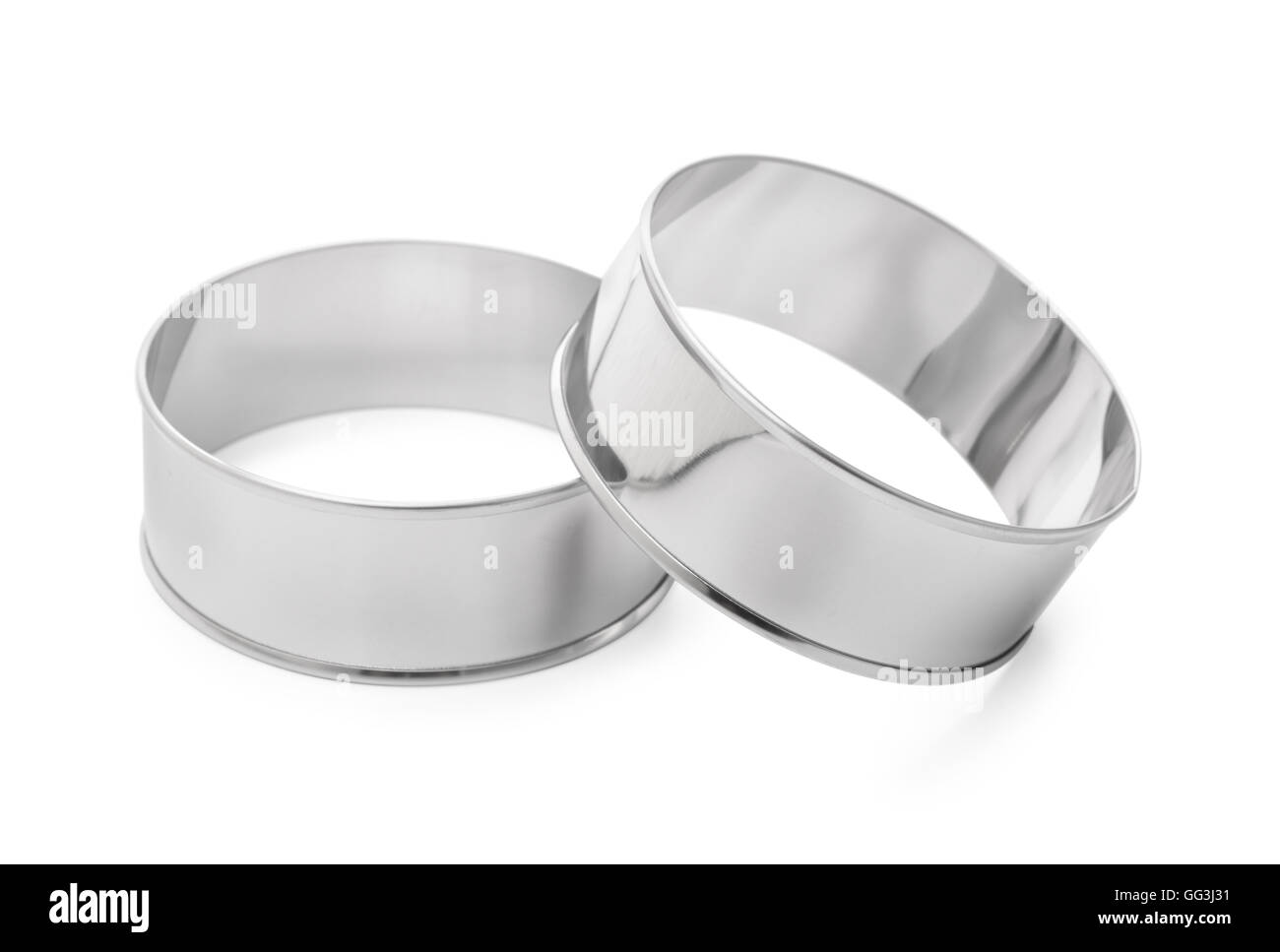 Moules de cuisson rondes en acier inoxydable isolated on white Banque D'Images