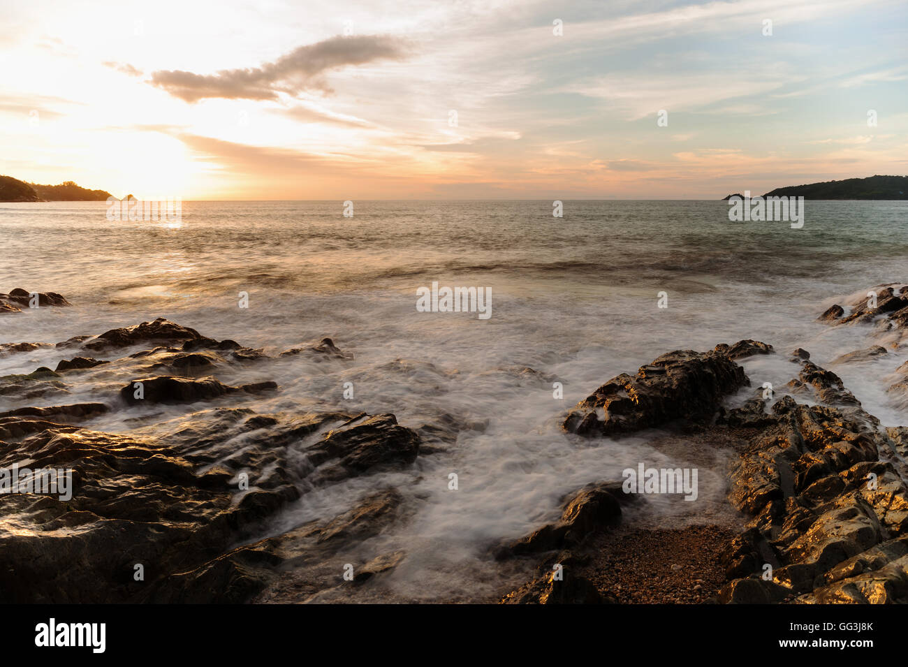 Coucher de soleil plage de la mer avec Sky et de nuages au crépuscule sur la lumière du soleil et de tons sombres, long de la technique d'exposition Banque D'Images