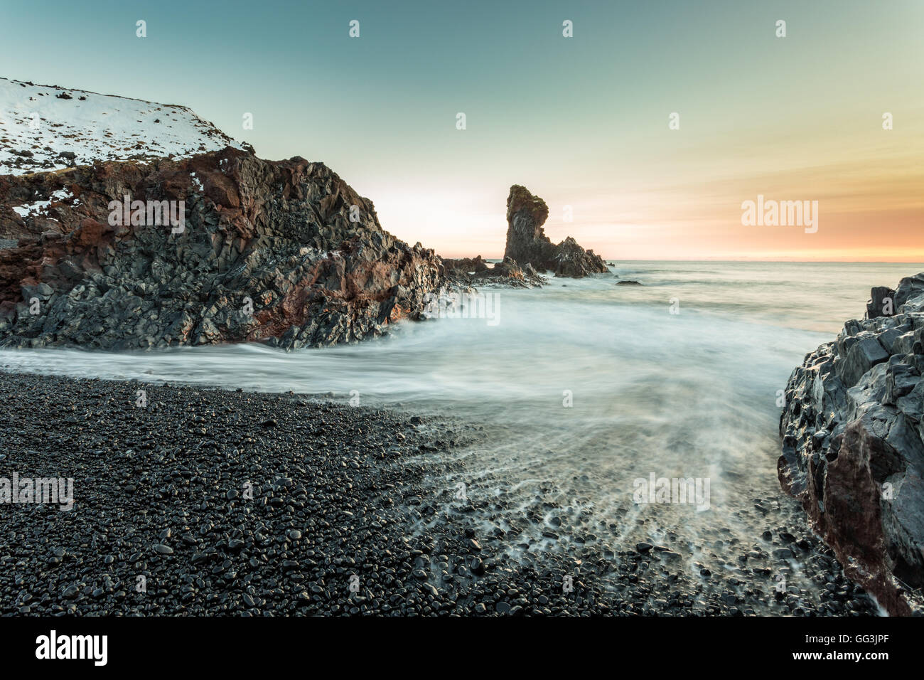 Une plage rocheuse de galets à Djupalonssandur , Islande Banque D'Images