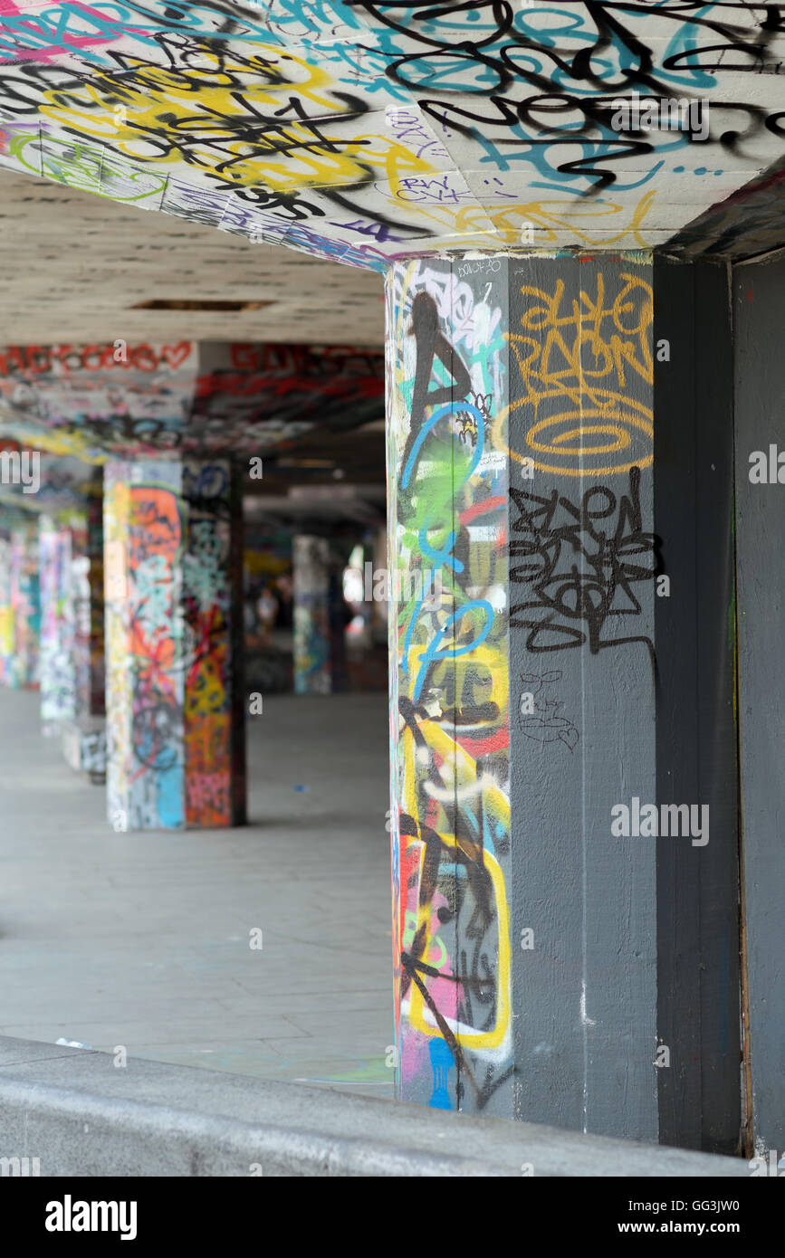 Street art et graffiti sur la Southbank à Londres Banque D'Images