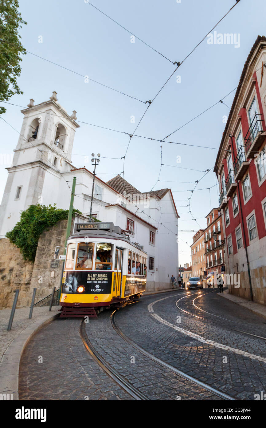 Le célèbre numéro 28 de Lisbonne, prendre le virage en tram Portas du sol, une destination touristique populaire à Lisbonne. Banque D'Images