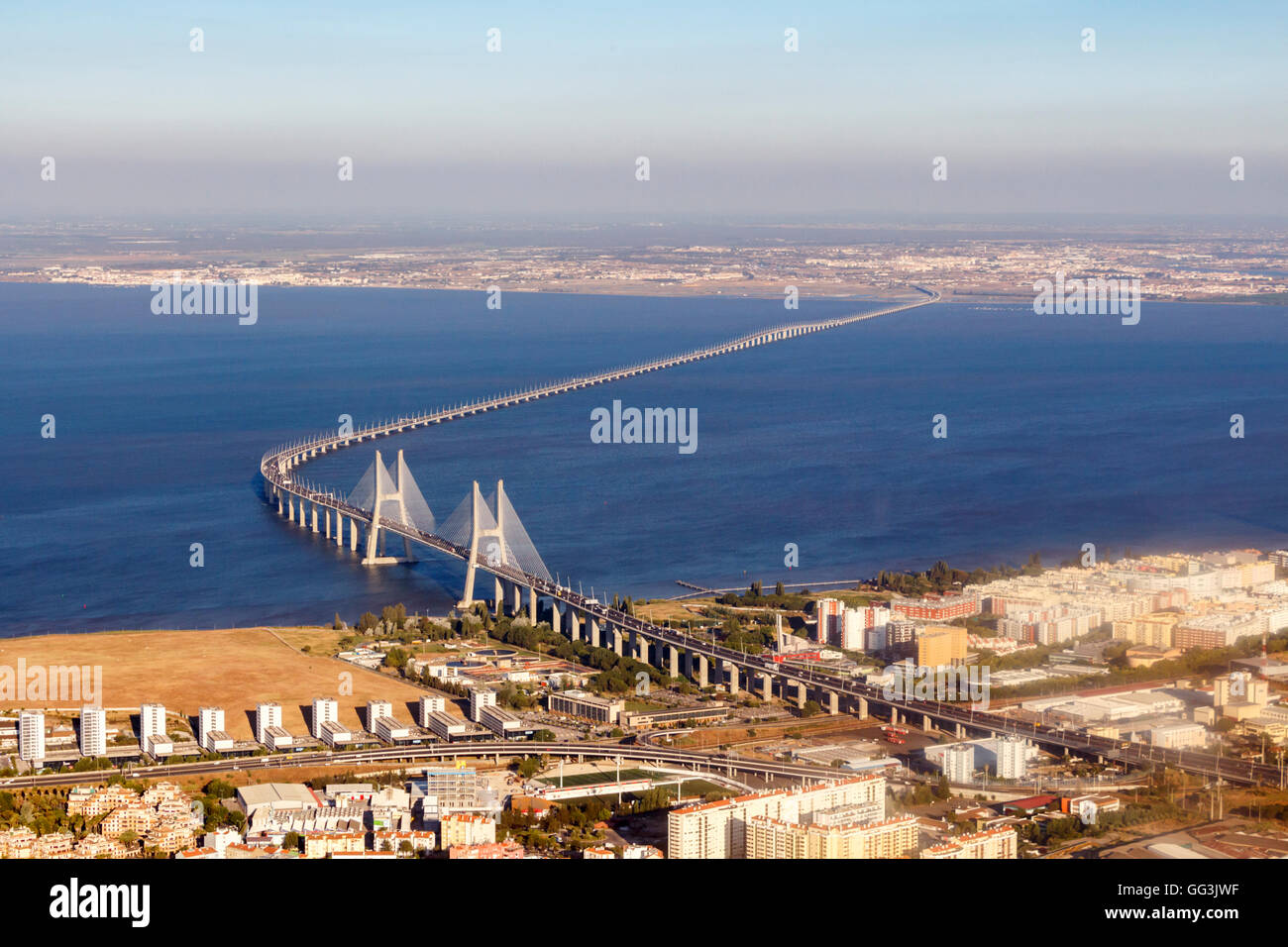 Le pont Vasco da Gama est un pont à haubans flanquée de viaducs et rangeviews qui enjambe le Tage dans la région de Parque das Na Banque D'Images