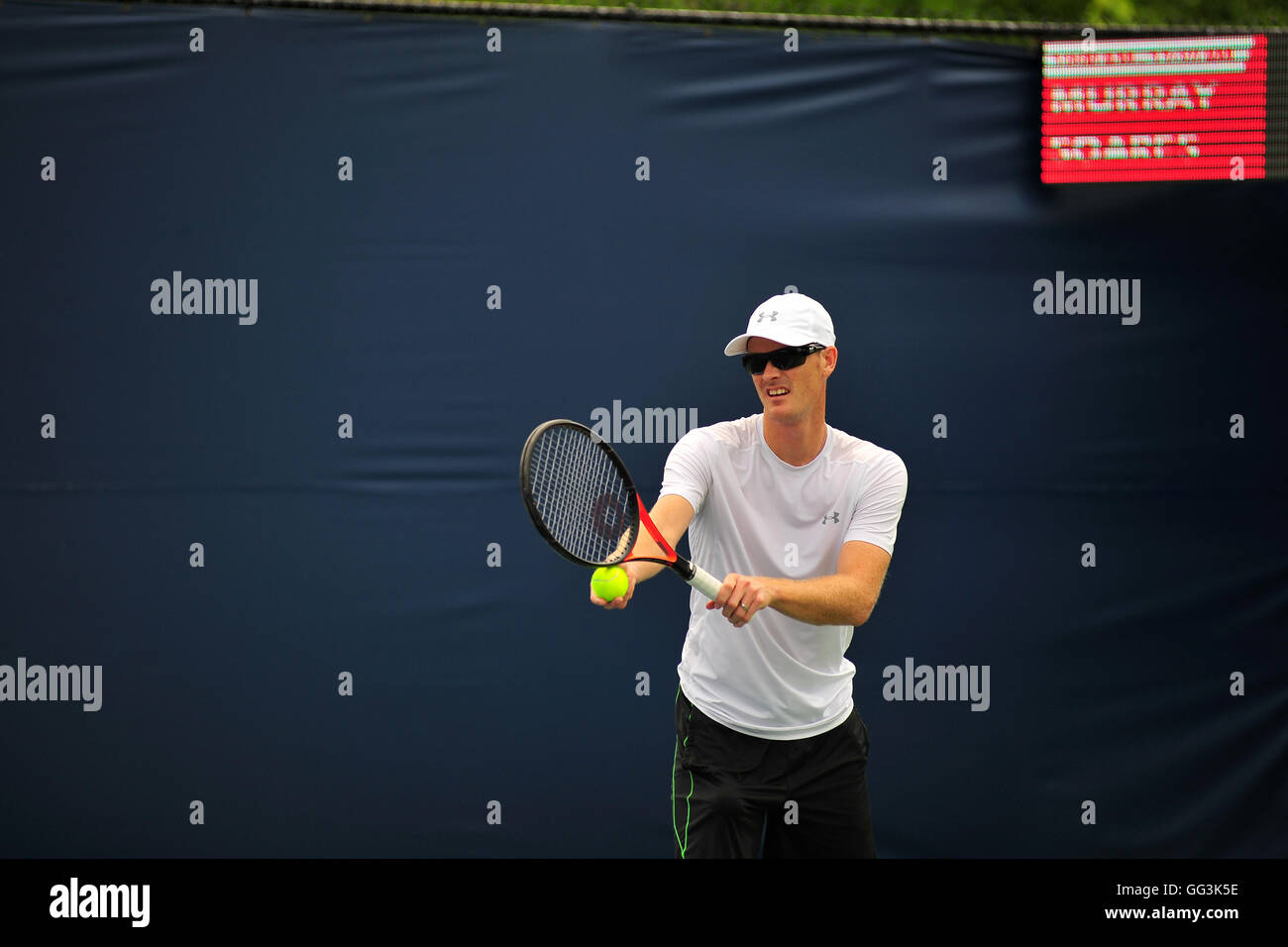Le joueur de tennis britannique Jamie Murray sert au tournoi de la Coupe Rogers 2016 à Toronto, Canada. Banque D'Images