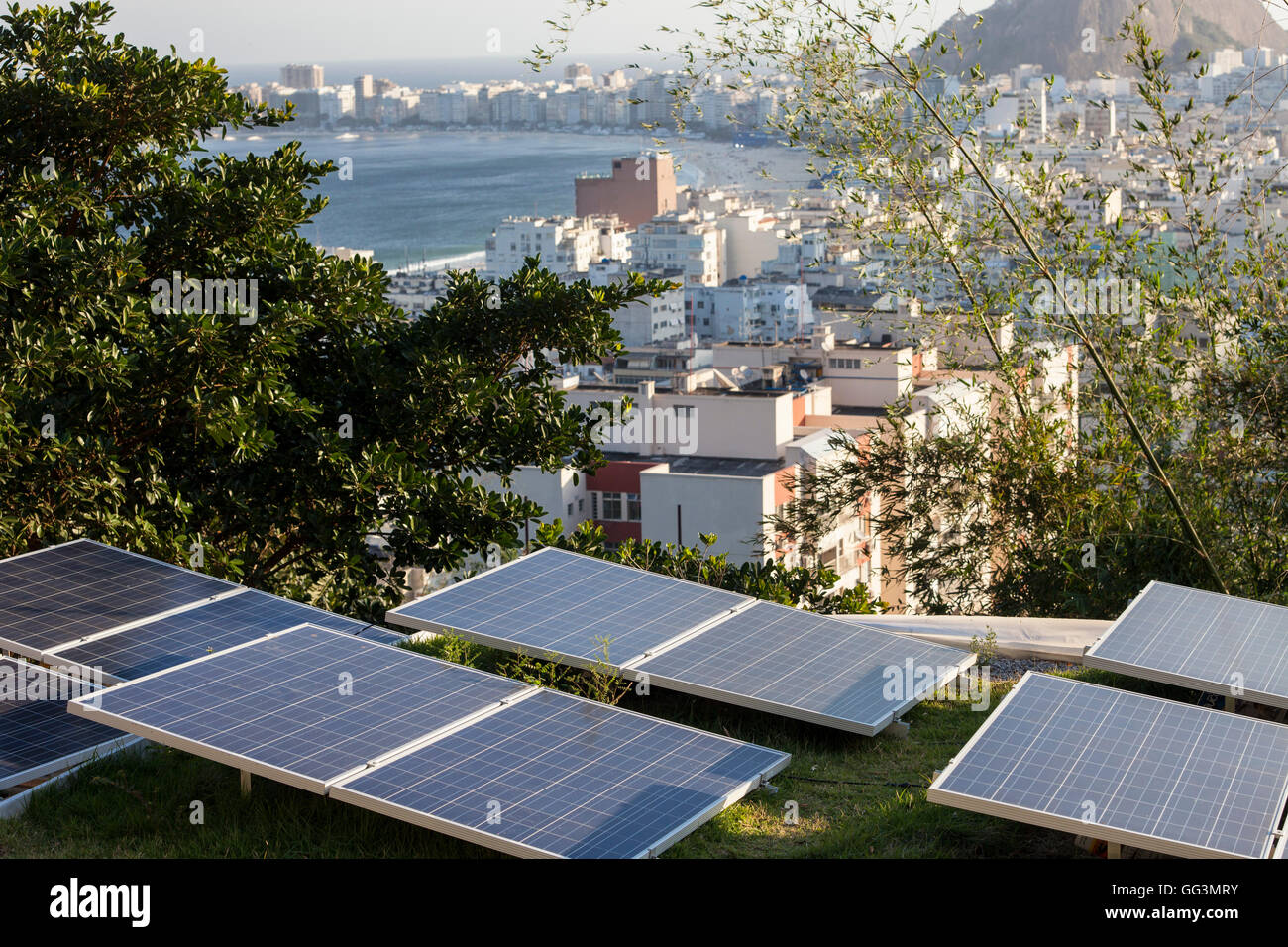 Étoiles da Babilonia eco-guesthouse & bar en haut de Favela Morro da Babilonia dans quartier de Leme - des panneaux solaires pour fournir de l'électricité propre nécessité - sur la plage de Copacabana, Rio de Janeiro, Brésil. Banque D'Images
