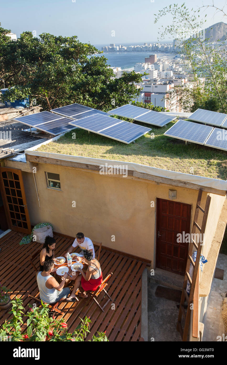 Étoiles da Babilonia eco-guesthouse & bar en haut de Favela Morro da Babilonia dans quartier de Leme - des panneaux solaires pour fournir de l'électricité propre nécessité - sur la plage de Copacabana, Rio de Janeiro, Brésil. Banque D'Images
