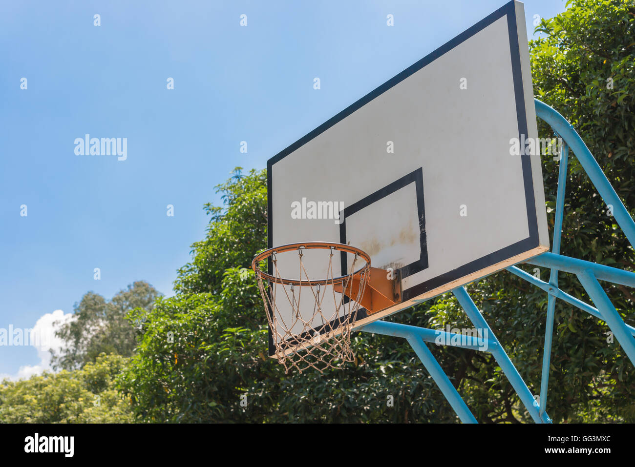 Panier de basket-ball et du conseil dans l'air extérieur Banque D'Images