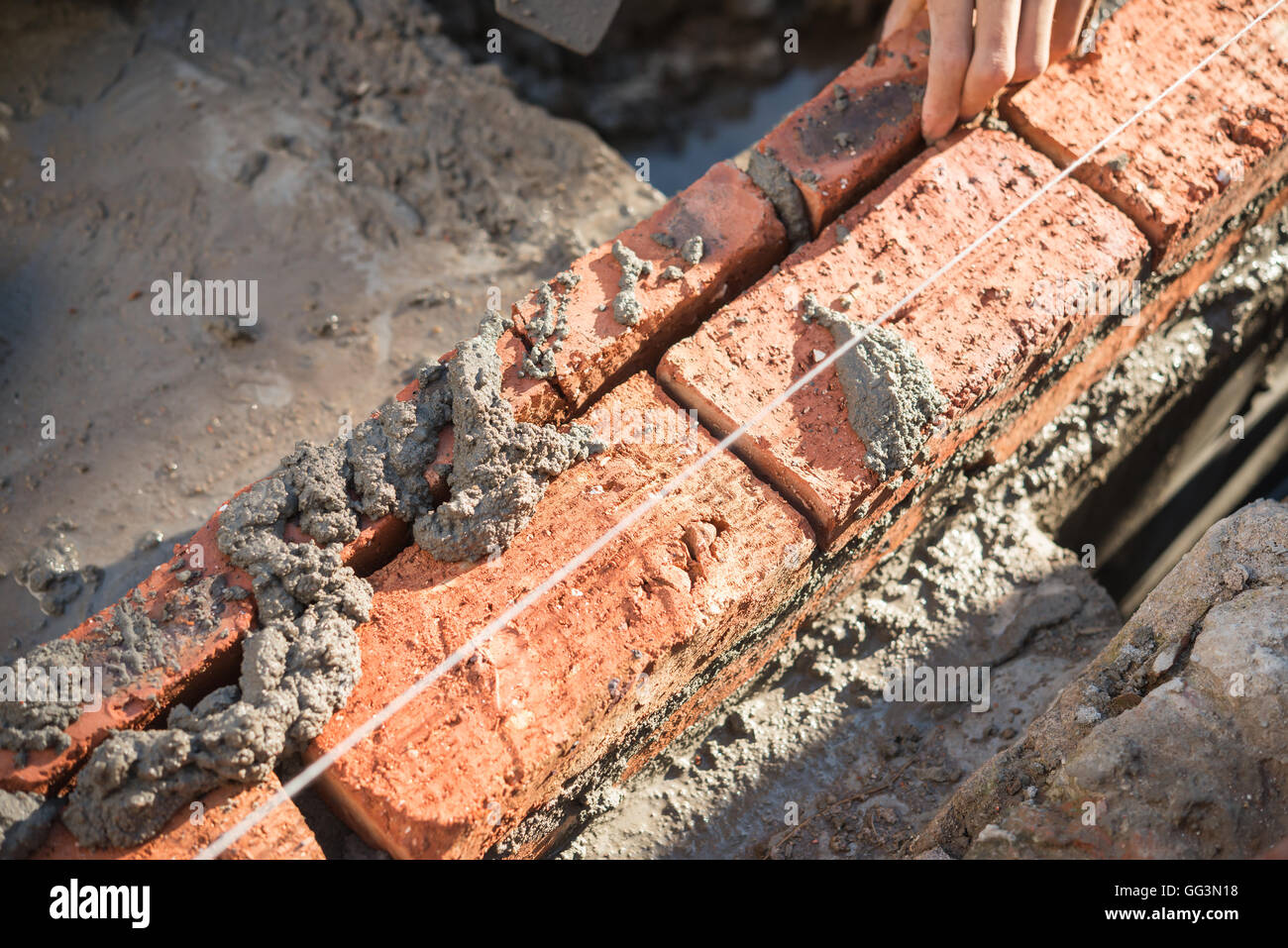 Plâtrier qui composent un mur avec du ciment Banque D'Images