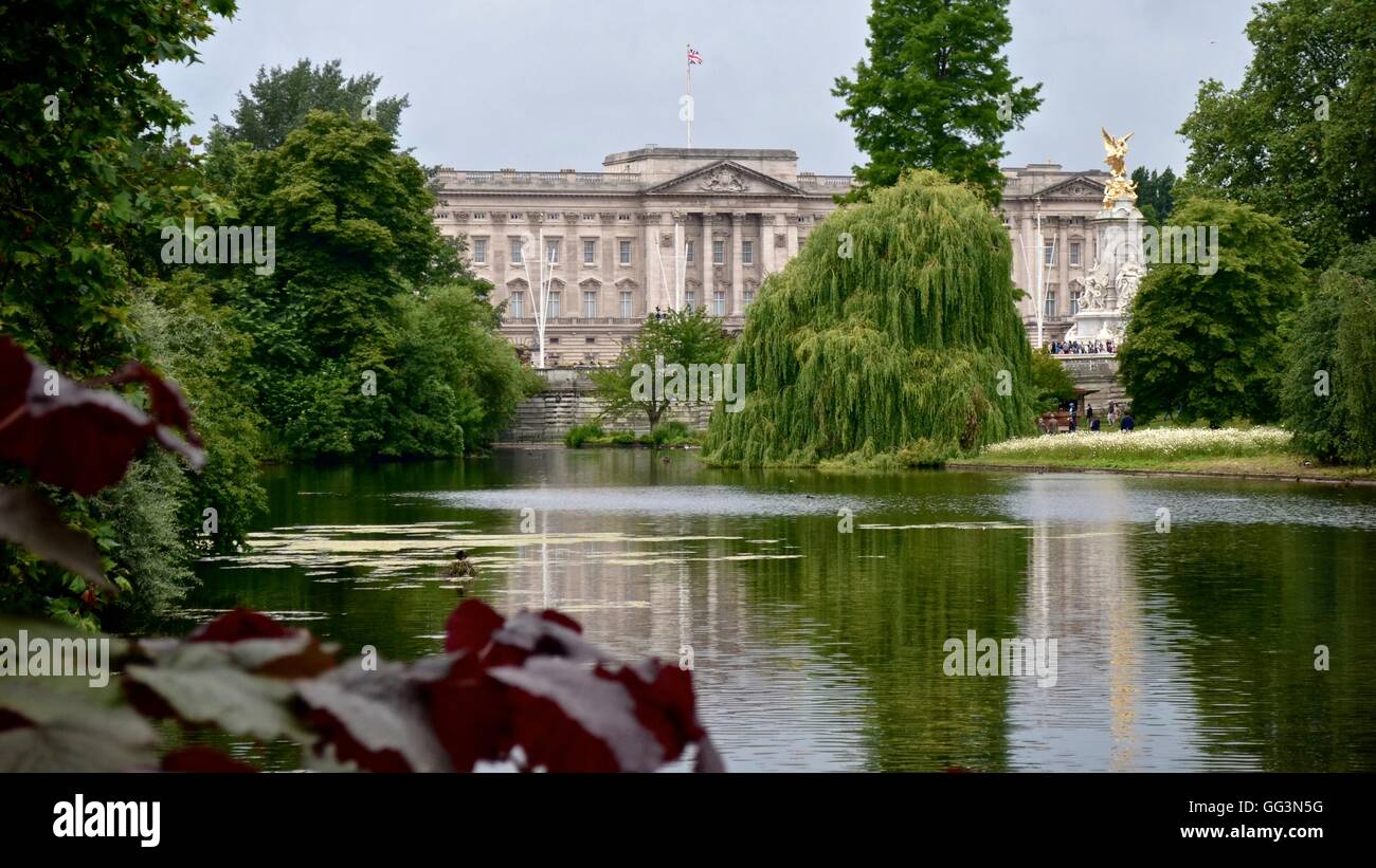 Vue sur le palais de Buckingham dans le parc de St James. London, Royaume-Uni Banque D'Images