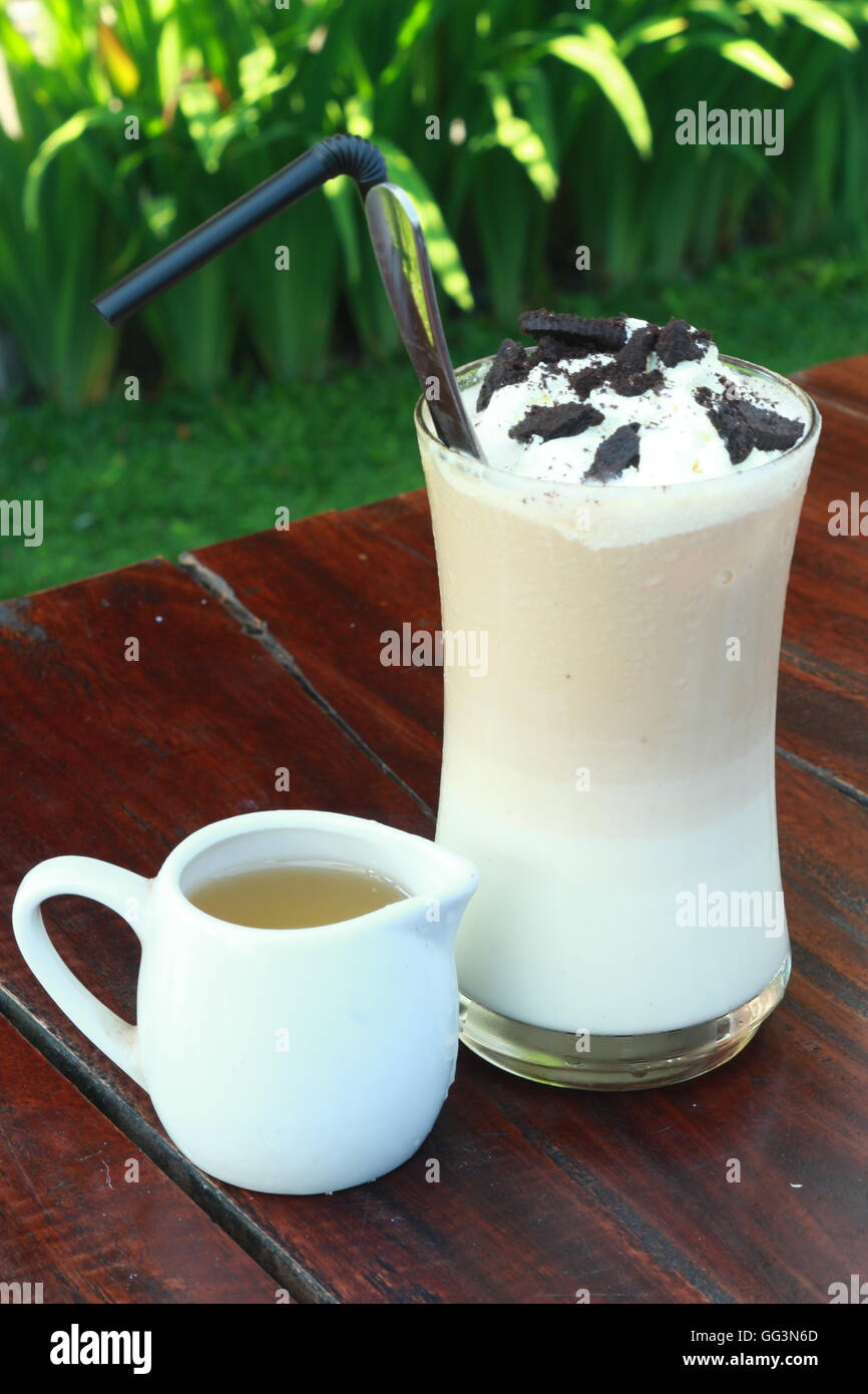 Cookies et crème glace vanille Milkshake Banque D'Images Cookies et crème glace vanille Milkshake Banque D'Images
