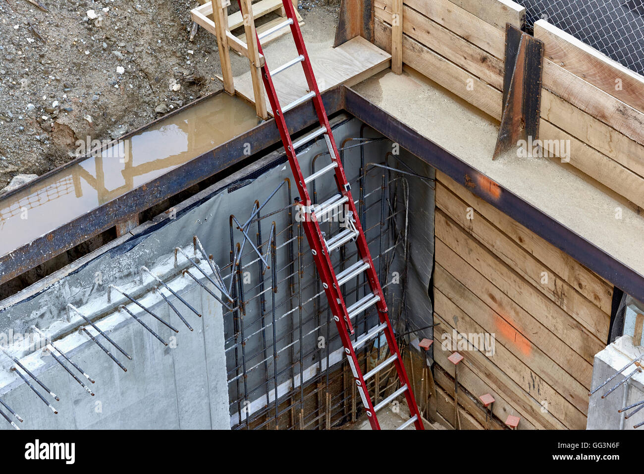 Sous-sol de ciment murs de fondation avec armature et de renforcements en acier avec échelle Banque D'Images