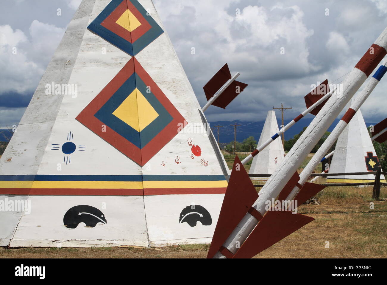 Des tipis et des flèches dans l'établissement de l'ouest Banque D'Images