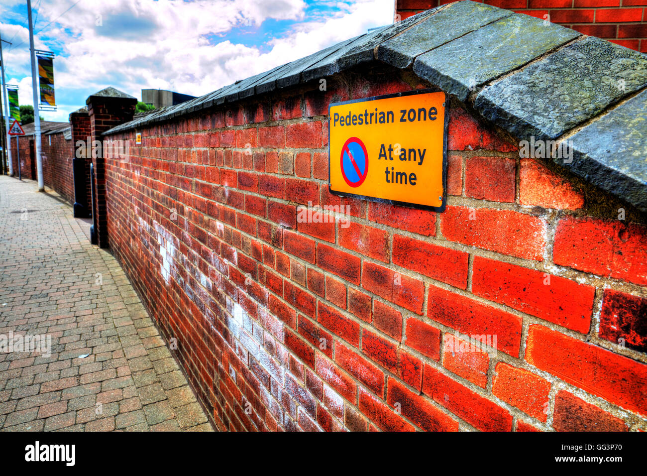 Zone piétonne, pas de stationnement à tout moment signer la signalisation routière sur le mur affiche UK Angleterre Banque D'Images