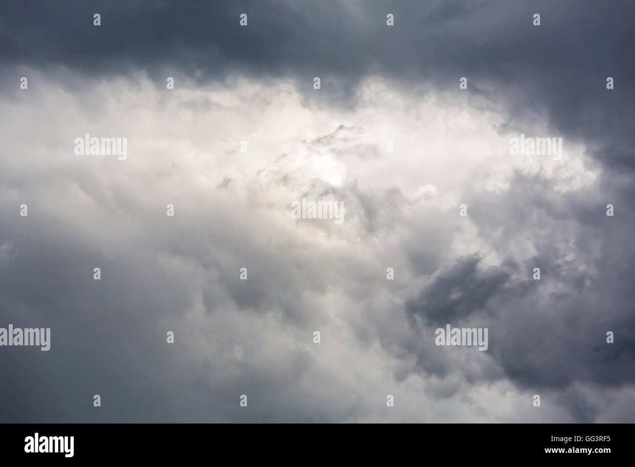 Ciel nuageux gris foncé avant l'orage par mauvais temps Banque D'Images