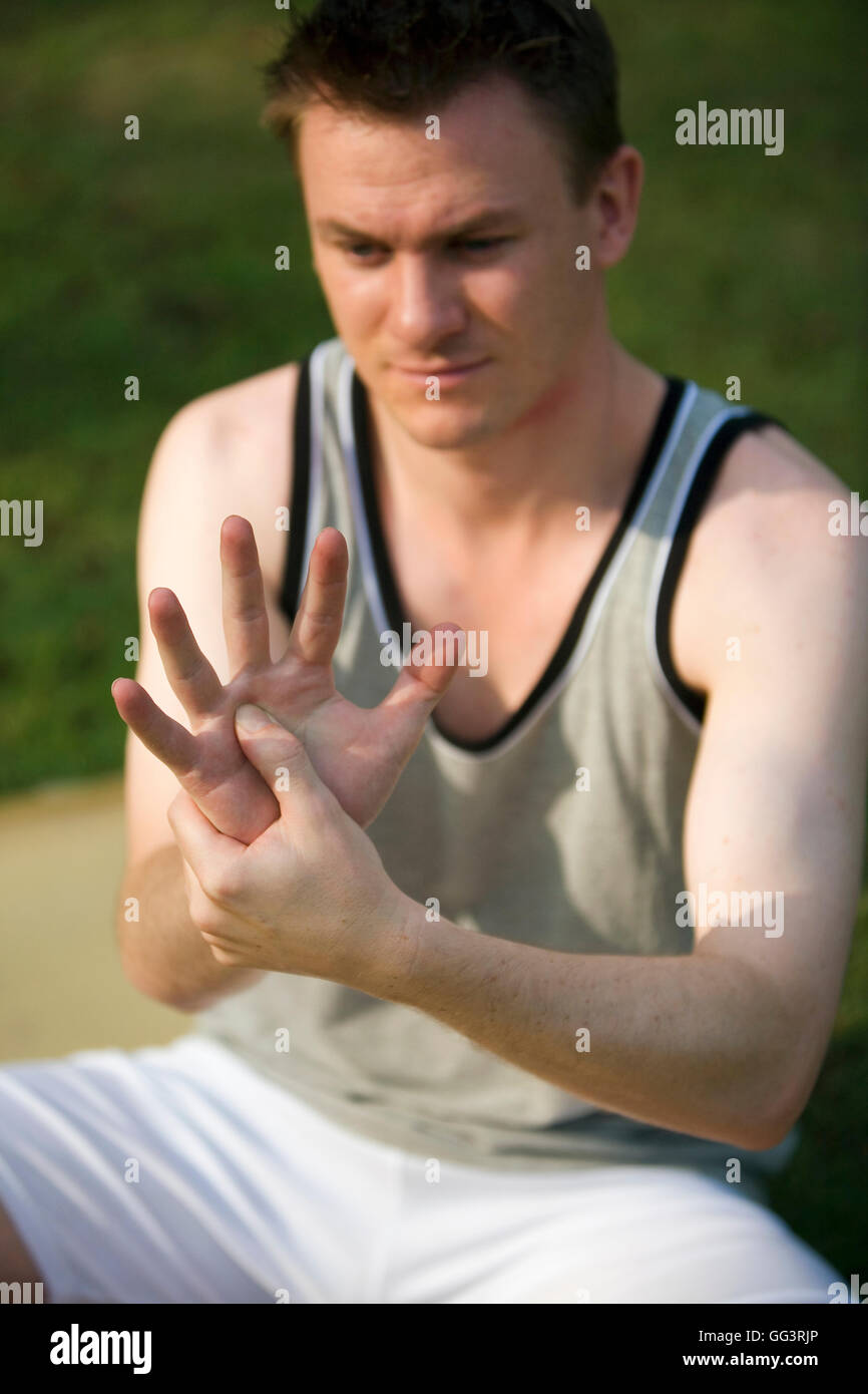 Un homme faisant du yoga Banque D'Images