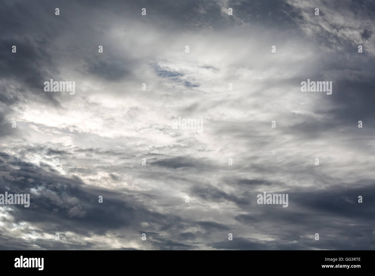 Ciel nuageux gris foncé avant l'orage par mauvais temps Banque D'Images