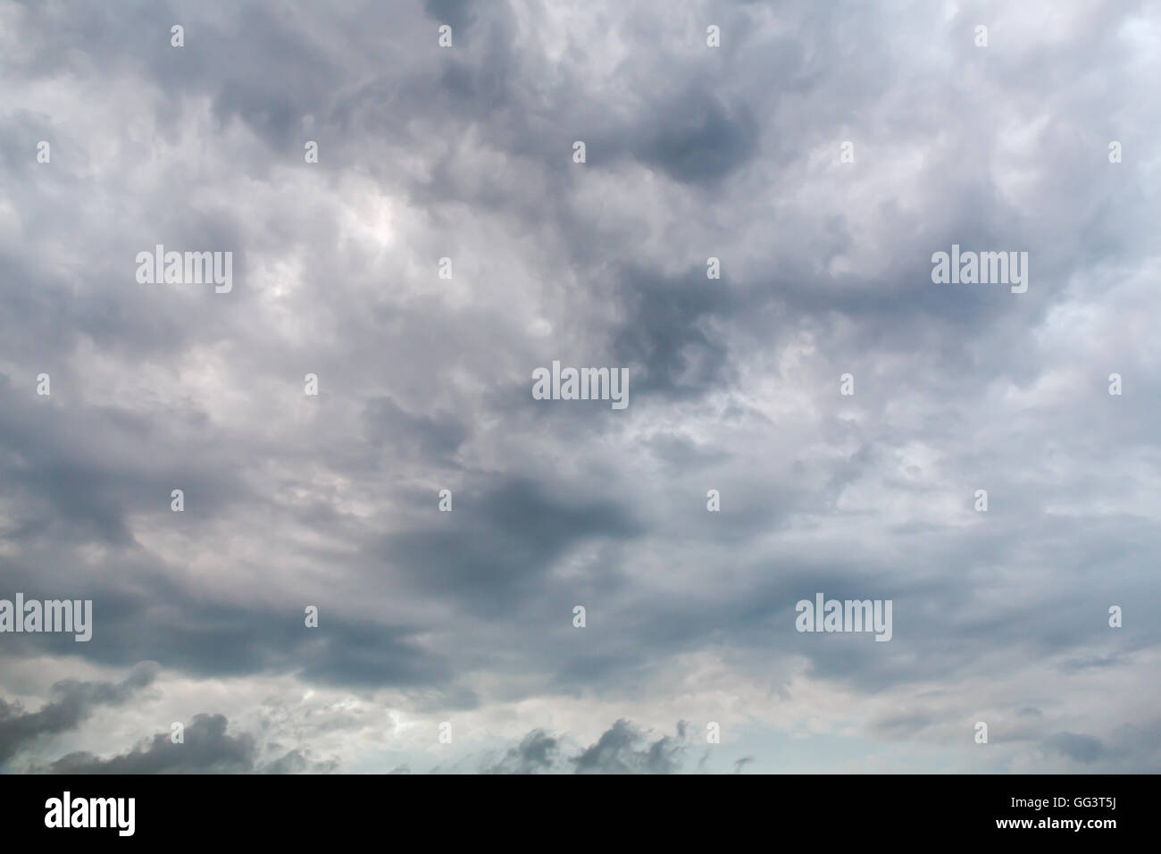 Ciel sombre avec les nuages de pluie au cours de la tempête de tunder Banque D'Images