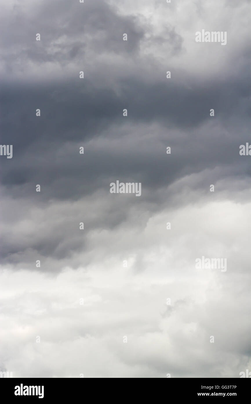 Vue de ciel noir avec couvert nuageux avant de fortes pluies Banque D'Images