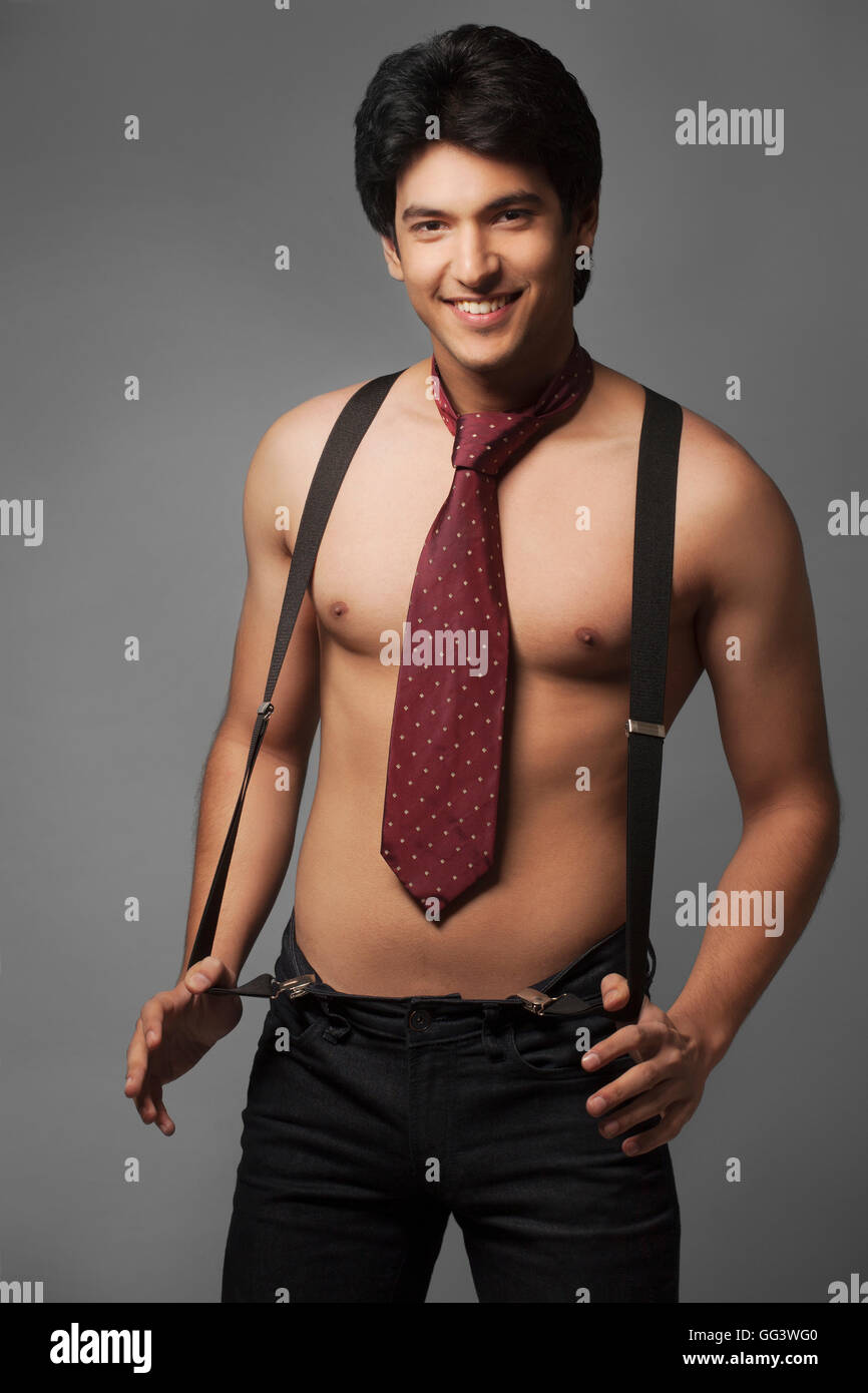 Portrait d'homme torse nu portant des bretelles et cravate Photo Stock -  Alamy