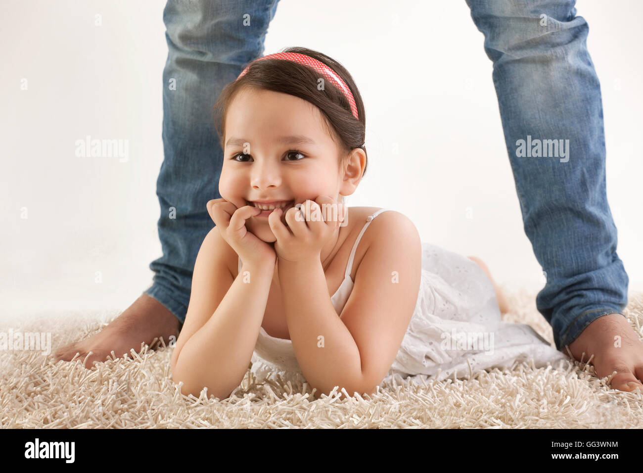 Child Between Legs Her Father Banque D'image Et Photos - Alamy