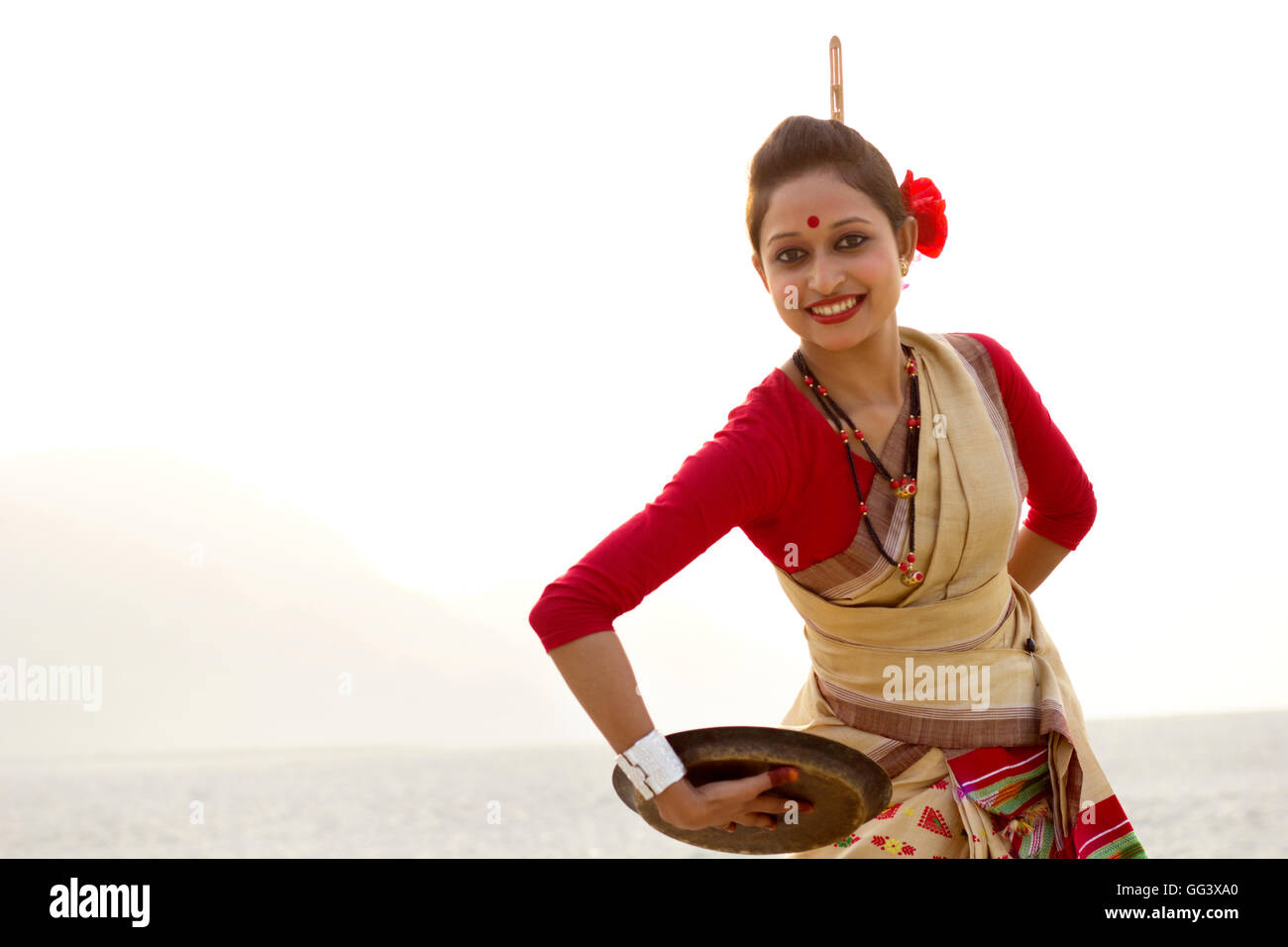 Portrait de femme Bihu danse avec plaque en laiton Banque D'Images