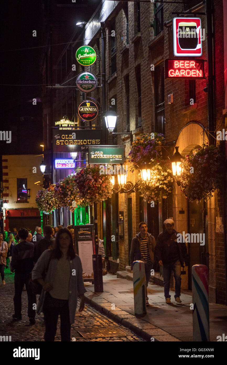 Rue le soir dans Temple Bar, Dublin, Irlande Banque D'Images