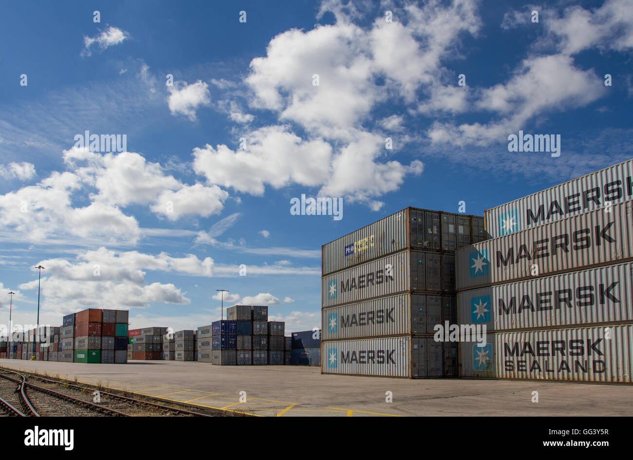 Transport de fret et de conteneurs empilés élevé avant d'être chargées à bord des trains de marchandises de poursuivre leur migration à l'exportation à l'étranger. Banque D'Images