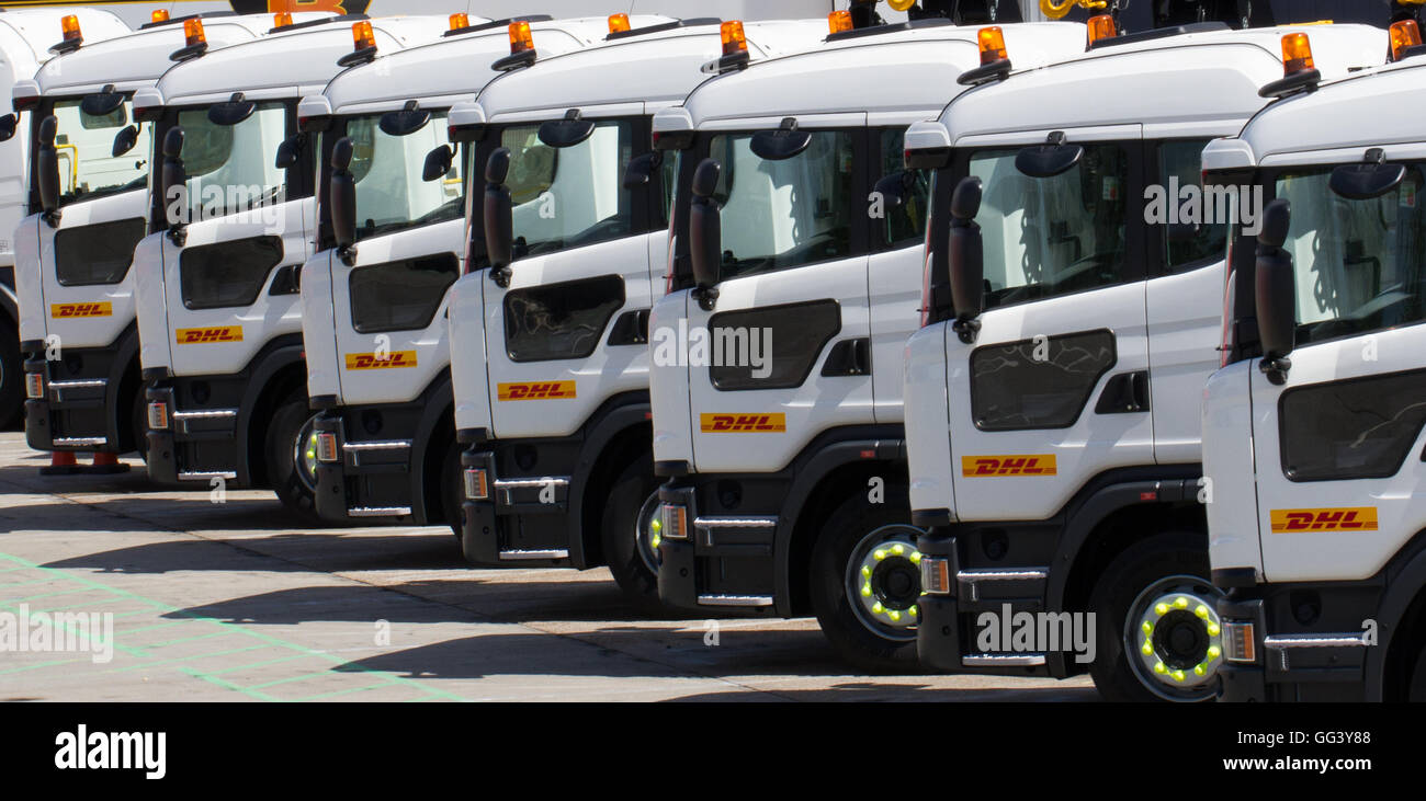 Une rangée de camions de la société de logistique dhl garé dans une rangée à leur dépôt dans la région de doncaster attendent d'être chargés pour la livraison. Banque D'Images